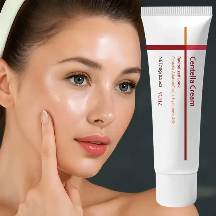 Crème hydratante à la Centella Asiatica — une crème pour le visage contenant de l'acide hyaluronique, de la vitamine E, du beurre de karité et de la caféine — raffermit et liftant la peau relâchée, éc