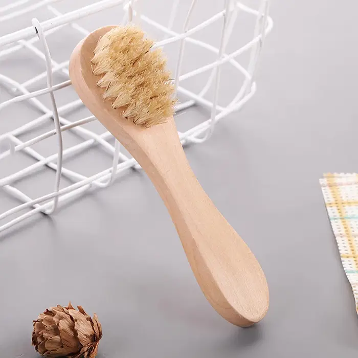 Brosse à visage en bois avec manche en bois