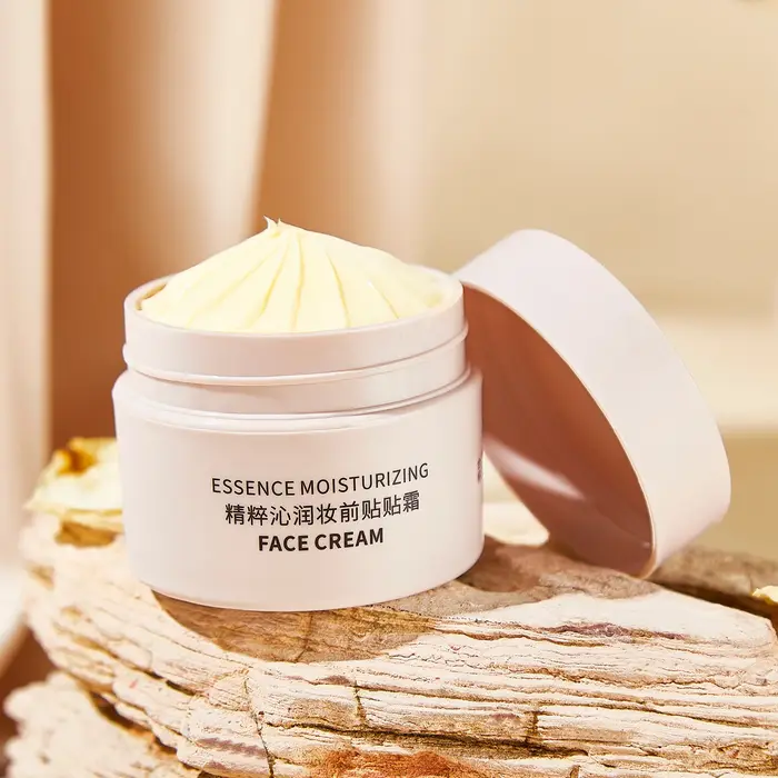 Appliquez la crème avant le maquillage. Crème de base hydratante