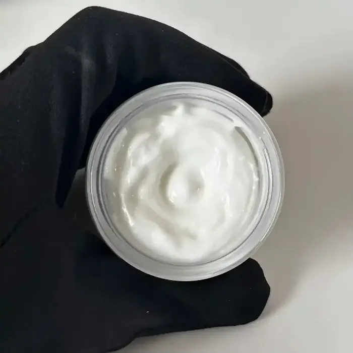Crème pour le visage VELVET NOURISHING CREAM avec fleurs de safran 50ml