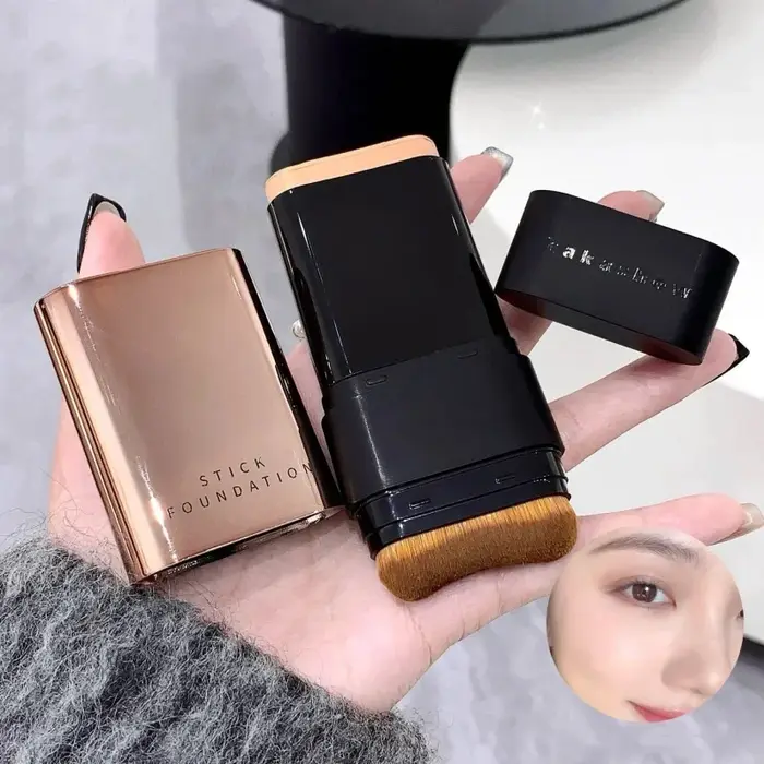 Eau humide lumière correcteur fond de teint gomme