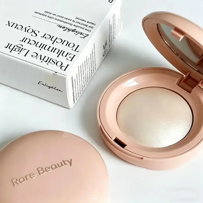 Rare Beauty – Liquide Réparateur Visage 3D Haute Brillance Texture Légère pour un Maquillage Éclatant Longue Durée et un Fini Nacré Subtil