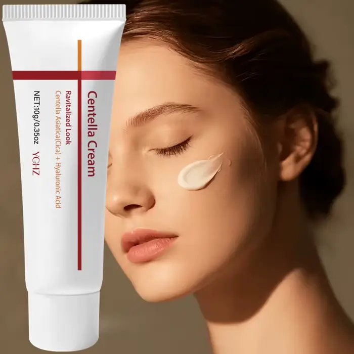 Crème hydratante à la Centella Asiatica — une crème pour le visage contenant de l'acide hyaluronique, de la vitamine E, du beurre de karité et de la caféine — raffermit et liftant la peau relâchée, éc