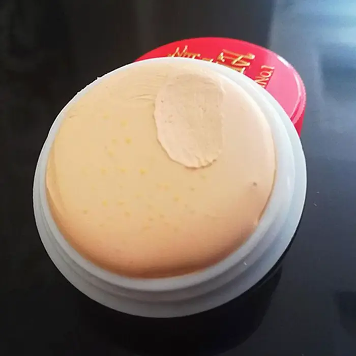 Crème éclaircissante à la perle pour le visage