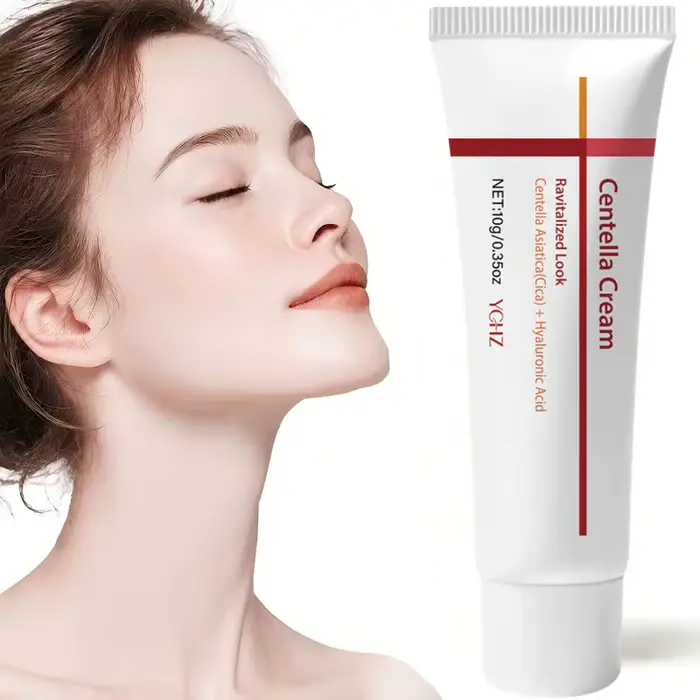 Crème hydratante à la Centella Asiatica — une crème pour le visage contenant de l'acide hyaluronique, de la vitamine E, du beurre de karité et de la caféine — raffermit et liftant la peau relâchée, éc