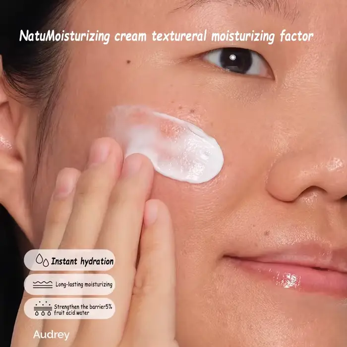 The Ordinary Natural Moisturizing Factors + Hyaluronic Acid Daily Moisturizer avec acides aminés et lipides dermiques pour une peau protégée