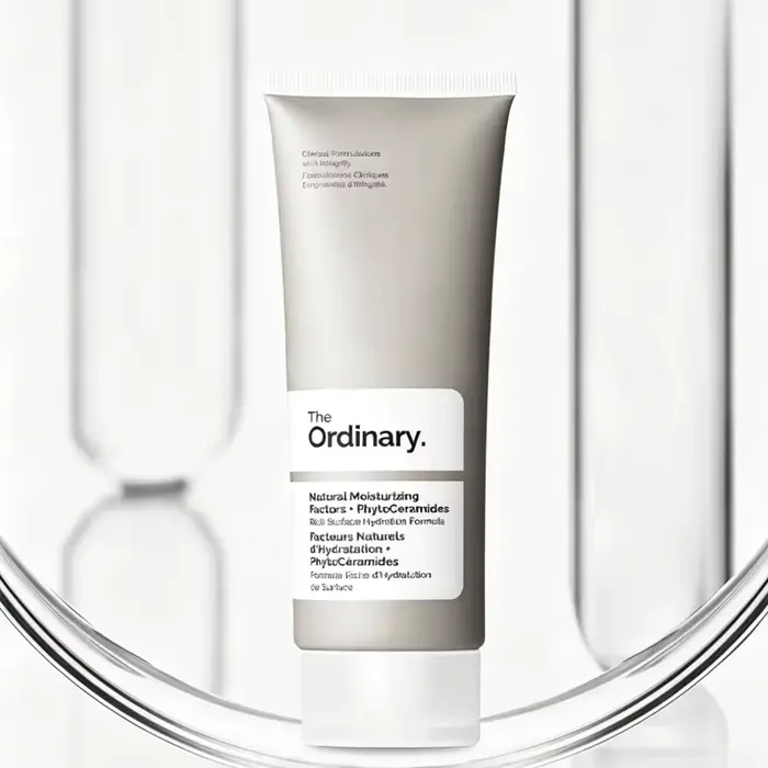 The Ordinary Natural Moisturizing Factors + Hyaluronic Acid Daily Moisturizer avec acides aminés et lipides dermiques pour une peau protégée