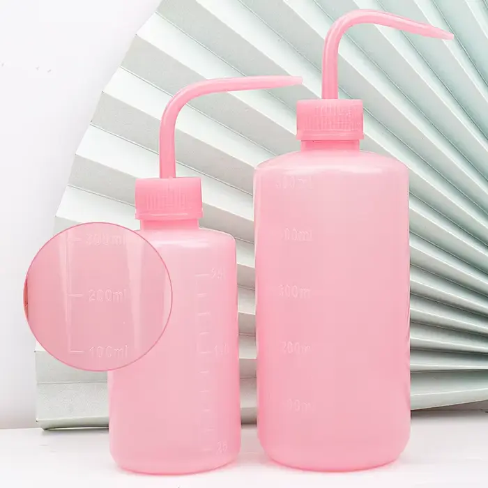 Bouteille de lavage de cils propre avec bec incurvé