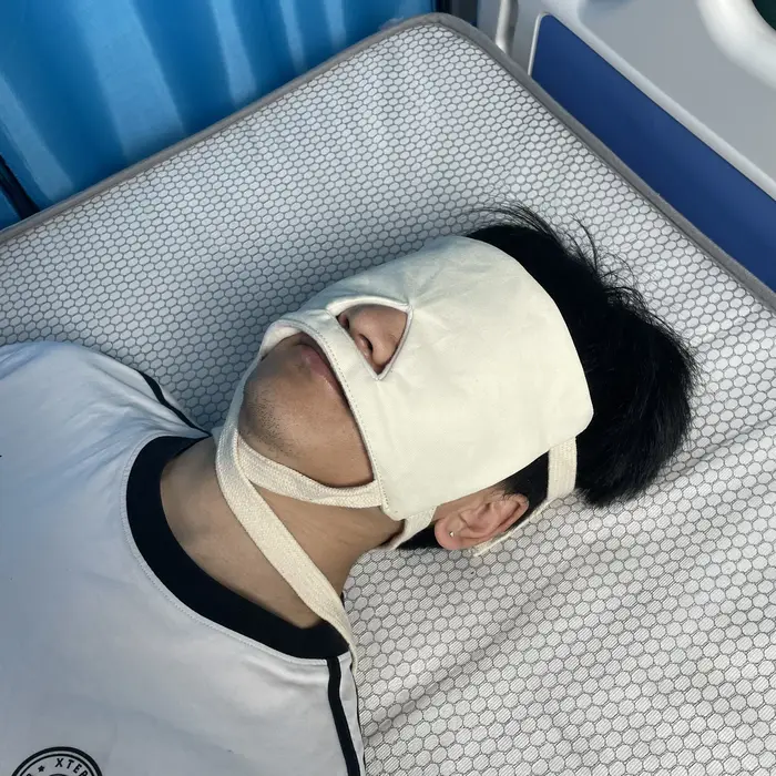 Masque facial médical beige avec trou pour le nez, masque en coton doux pour les soins aux patients,