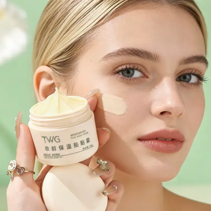 Patchs et crèmes hydratants avant le maquillage, légers et naturels, créant un look de maquillage cl