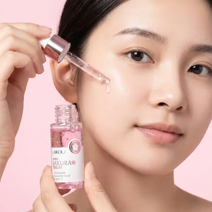 Sérum LAIKOU Japon Sakura à la Niacinamide, Vitamine C et Acide Hyaluronique – Essence Hydratante, É