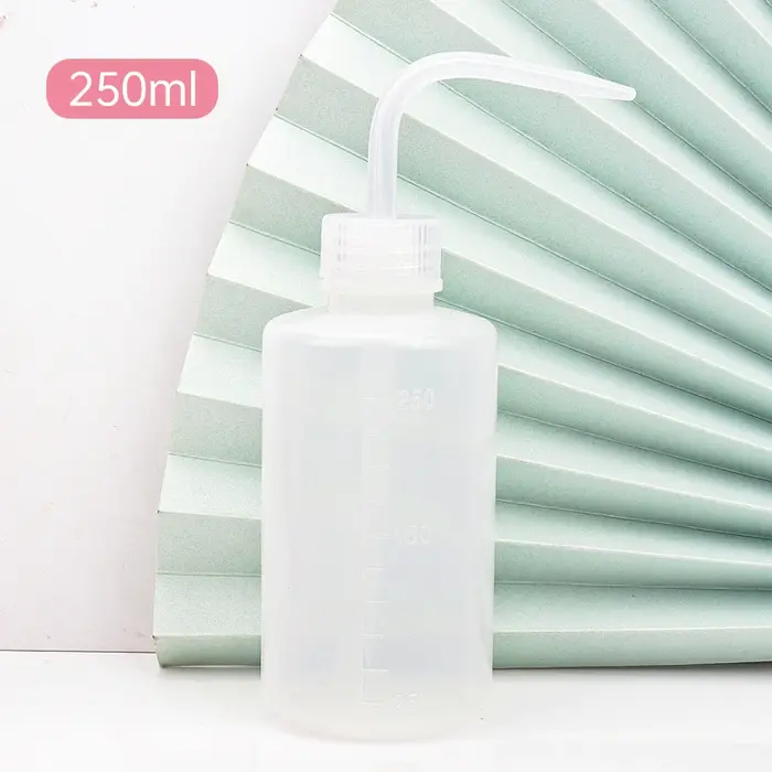 Bouteille de lavage de cils propre avec bec incurvé