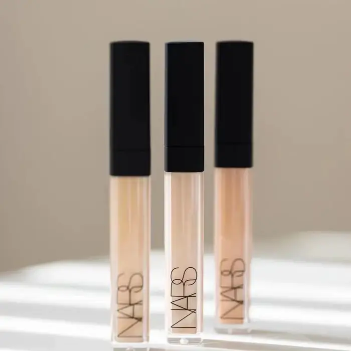 NARS Radiant Creamy Concealer : Correcteur de teint longue tenue et hydratant, couvrance moyenne, pour cernes et imperfections sous les yeux.