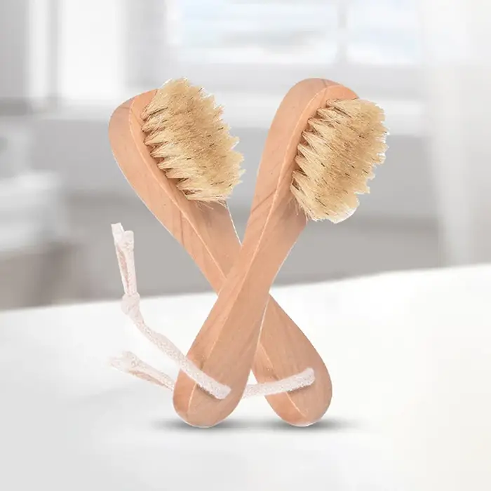 Brosse à visage en bois avec manche en bois